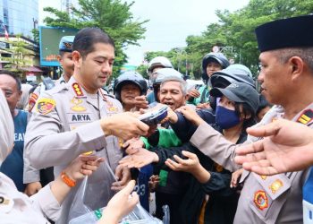 Kapolrestabes Makassar Bagi Takjil ke Masyarakat Yang Melintas Depan Mako
