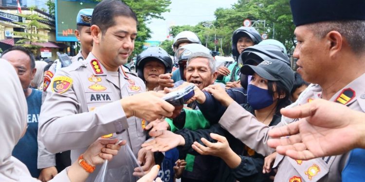 Kapolrestabes Makassar Bagi Takjil ke Masyarakat Yang Melintas Depan Mako