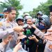 Kapolrestabes Makassar Bagi Takjil ke Masyarakat Yang Melintas Depan Mako