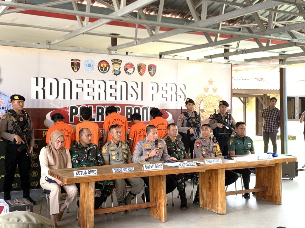 Kapolres Bone Rilis Hasil Ops Pekat, 40 Liter Tuak, 79 Dos Miras, 105 Knalpot Brong dan 138 Motor Disita