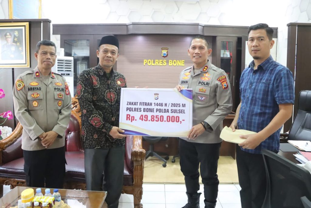 Kapolres Bone Serahkan 49,8 Juta Zakat Fitrah Personel kepada Baznas