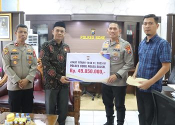Kapolres Bone Serahkan 49,8 Juta Zakat Fitrah Personel kepada Baznas