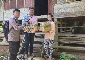 Momen Ramadhan, Personel Polsek Makale Polres Tator Beri Bantuan ke Warga Kurang Mampu