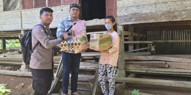 Momen Ramadhan, Personel Polsek Makale Polres Tator Beri Bantuan ke Warga Kurang Mampu