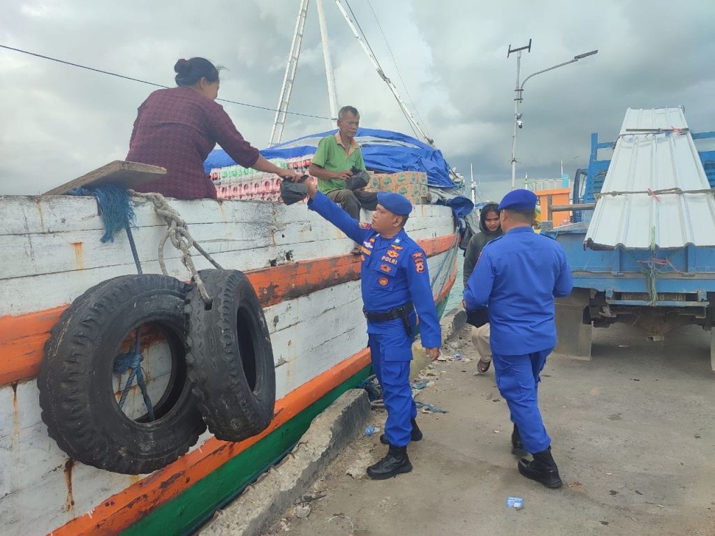 Dimomen Ramadhan, Sat Polairud Polres Bone Berbagi ke ABK dan Buruh Pelabuhan di Bajoe