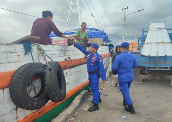 Dimomen Ramadhan, Sat Polairud Polres Bone Berbagi ke ABK dan Buruh Pelabuhan di Bajoe