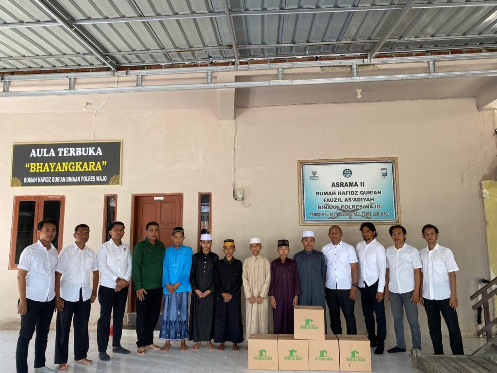 Sat Intelkam Polres Wajo bersama BEM Uniprima Bagi Sembako ke Santri Tahfudzul Quran 