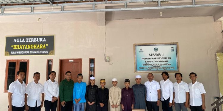 Sat Intelkam Polres Wajo bersama BEM Uniprima Bagi Sembako ke Santri Tahfudzul Quran 