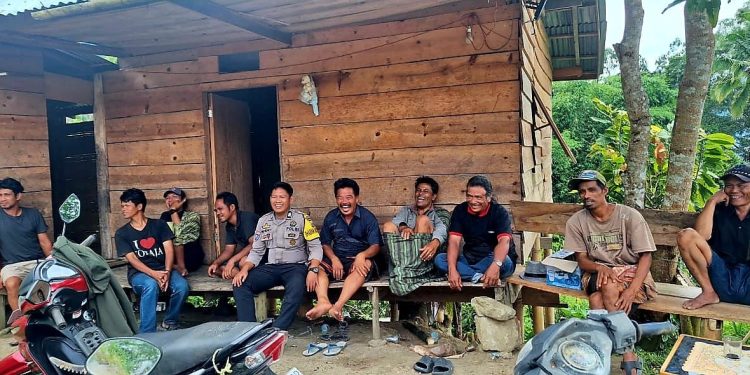 Bhabinkamtibmas Sambangi Warga dan Himbau Jaga Kamtimbas, Kapolres Tator Beri Apresiasi