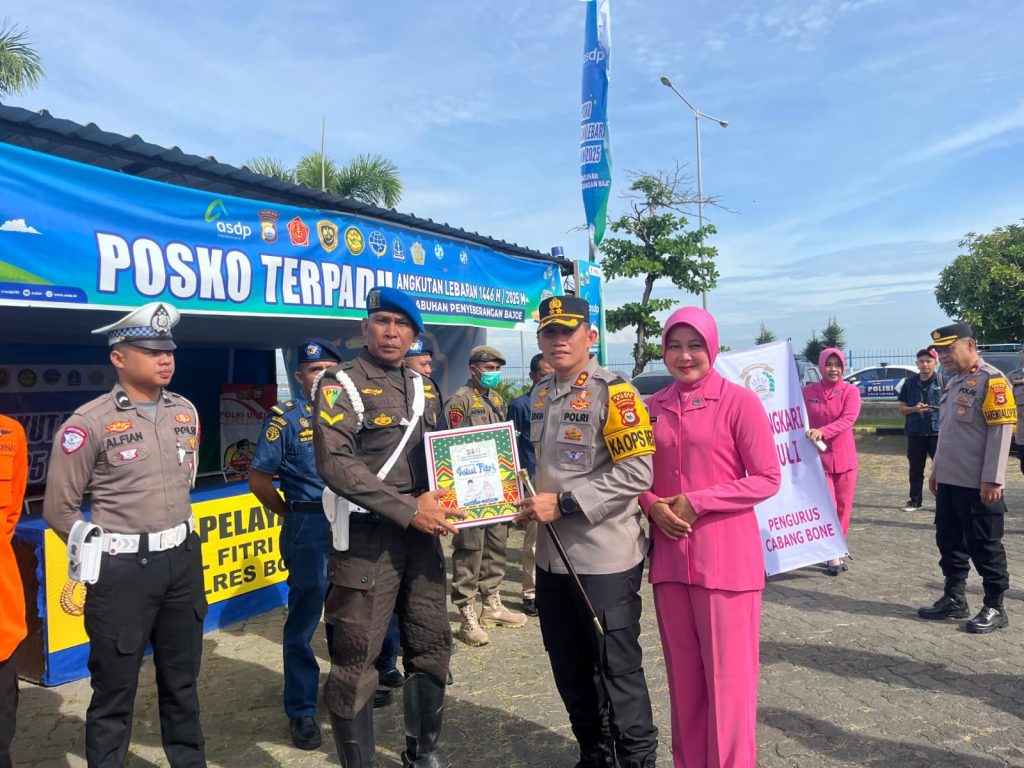 Bagi Bingkisan ke Petugas Pos Ops Ketupat, Kapolres Bone: Sebagai Wujud Perhatian dan Dukungan 