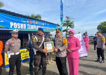 Bagi Bingkisan ke Petugas Pos Ops Ketupat, Kapolres Bone: Sebagai Wujud Perhatian dan Dukungan 
