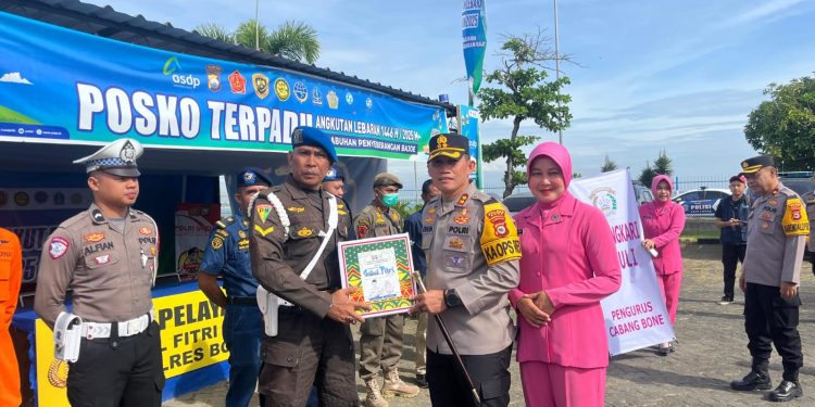 Bagi Bingkisan ke Petugas Pos Ops Ketupat, Kapolres Bone: Sebagai Wujud Perhatian dan Dukungan 