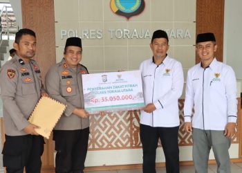 Jelang Hari Raya Idul Fitri, Kapolres Toraja Utara Serahkan Zakat Fitrah Personel Ke Baznas