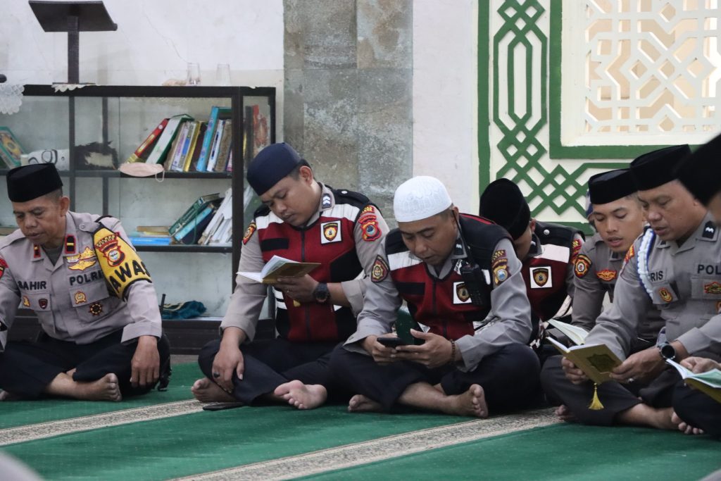 Sebelum Bertugas, Personel Polres Maros Terlebih Dahulu Tadarus Al Qur'an Selama Ramadan 