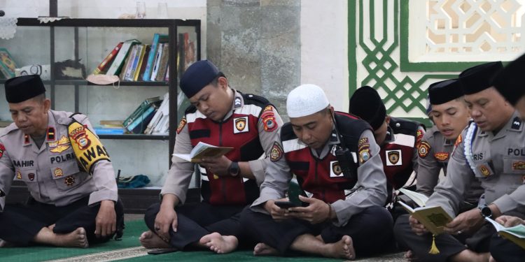 Sebelum Bertugas, Personel Polres Maros Terlebih Dahulu Tadarus Al Qur'an Selama Ramadan 
