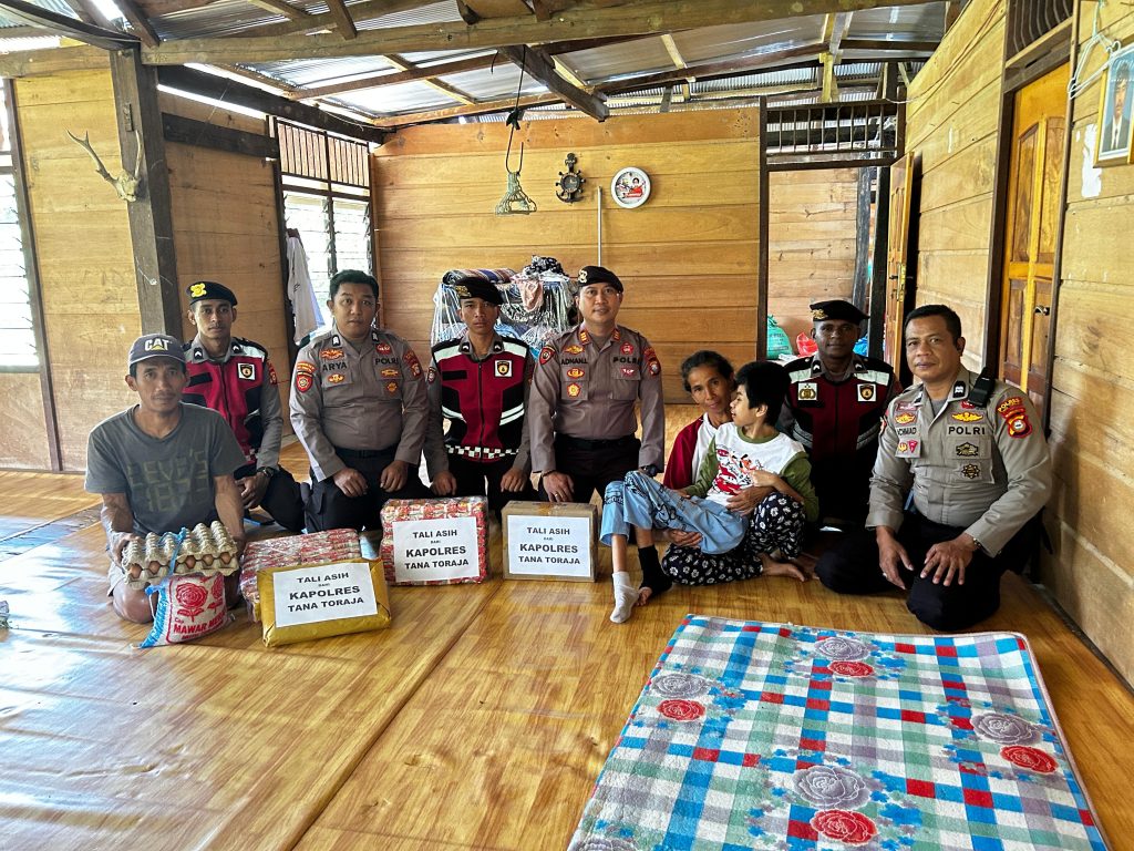 Personel Polres Tator Beri Sembako dan Alat Bantu Khusus ke Warga Disabilitas di Mengkendek