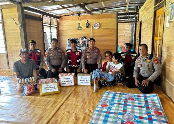 Personel Polres Tator Beri Sembako dan Alat Bantu Khusus ke Warga Disabilitas di Mengkendek