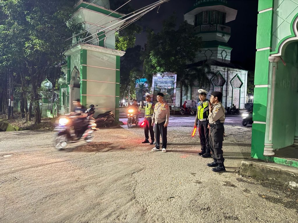 Jamin Keamanan Masyarakat Saat Ibadah, Kapolres Maros Cek Personel Yang Bertugas