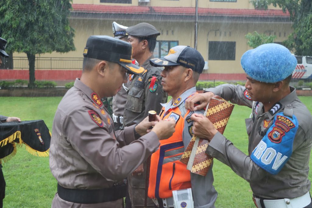 Kapolres Maros Laksanakan Apel Gelar Pasukan Operasi Ketupat 2025 Dibawah Guyuran Hujan
