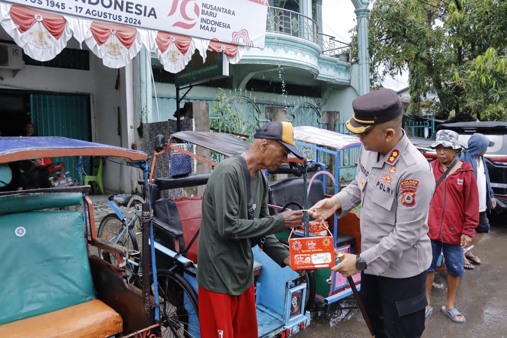 Dimomen Bulan Ramadhan, Kapolres Pinrang Bagi Takjil kepada Tukang Becak 
