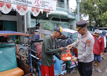 Dimomen Bulan Ramadhan, Kapolres Pinrang Bagi Takjil kepada Tukang Becak 