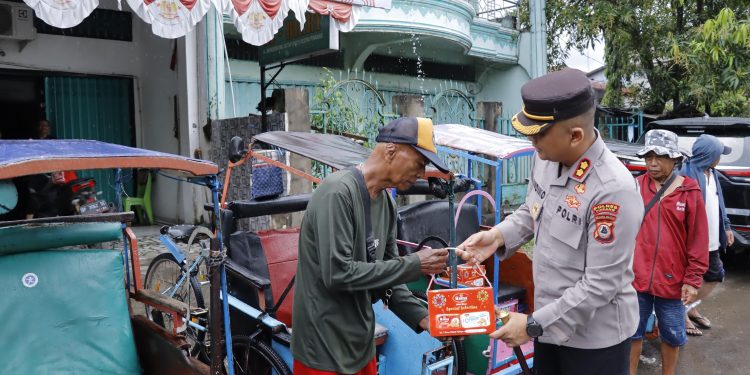 Dimomen Bulan Ramadhan, Kapolres Pinrang Bagi Takjil kepada Tukang Becak 