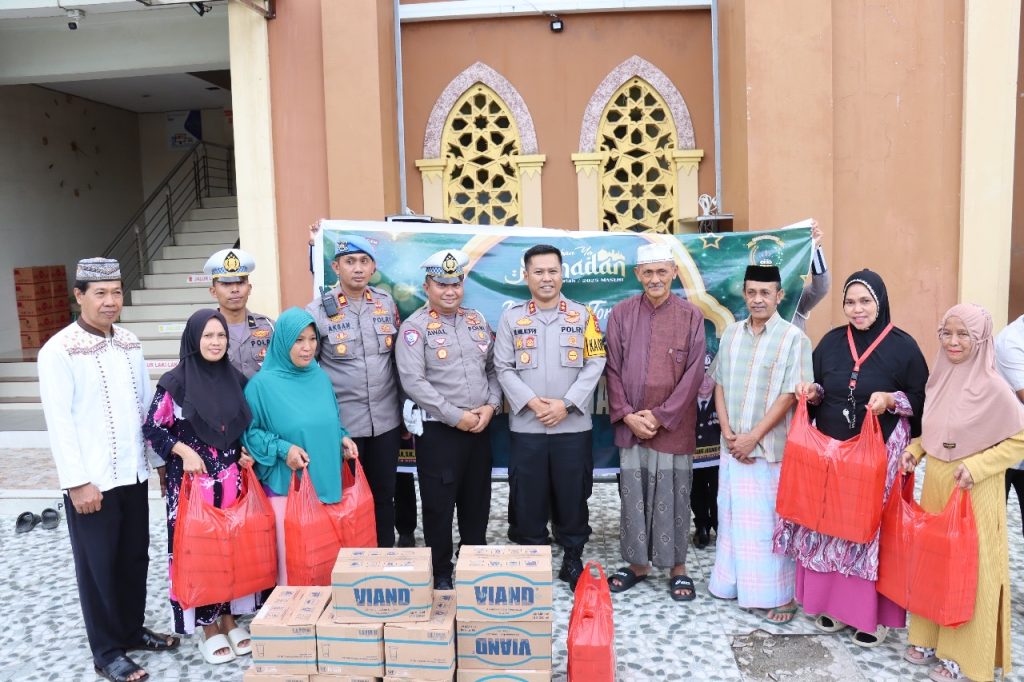 Kapolres Tana Toraja Bagi Takjil di Masjid Raya Makale Untuk Masyarakat