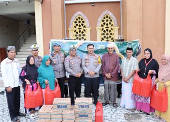 Kapolres Tana Toraja Bagi Takjil di Masjid Raya Makale Untuk Masyarakat