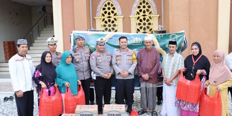 Kapolres Tana Toraja Bagi Takjil di Masjid Raya Makale Untuk Masyarakat