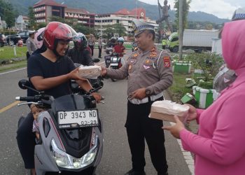 Peduli Sesama di Bulan Ramadhan, Kasat Lantas Polres Tator bersama Personel Bagi Takjil ke Pengendara