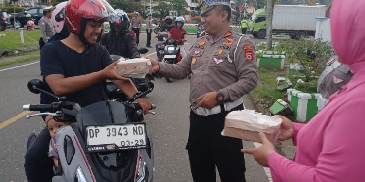Peduli Sesama di Bulan Ramadhan, Kasat Lantas Polres Tator bersama Personel Bagi Takjil ke Pengendara