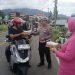 Peduli Sesama di Bulan Ramadhan, Kasat Lantas Polres Tator bersama Personel Bagi Takjil ke Pengendara