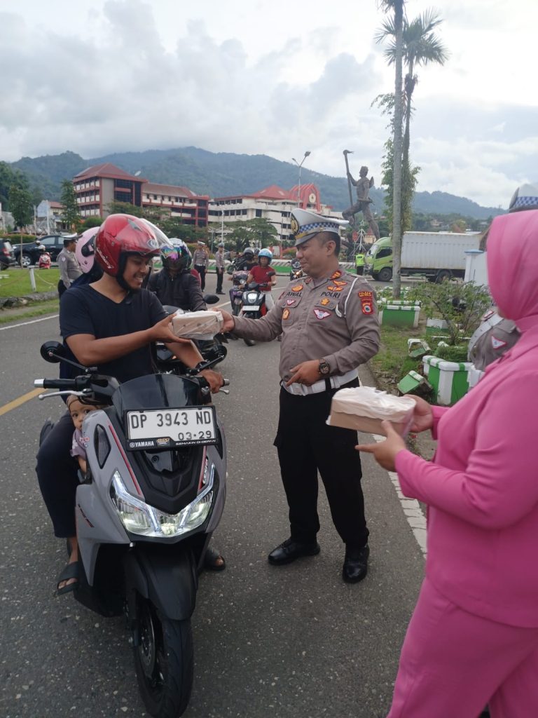 Peduli Sesama di Bulan Ramadhan, Kasat Lantas Polres Tator bersama Personel Bagi Takjil ke Pengendara