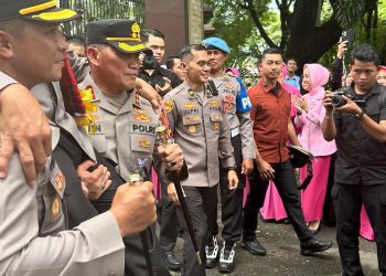 Kapolres Bone bersama Ketua Bhayangkari Sambut Kapolda Baru dan Pelepasan Kapolda Lama