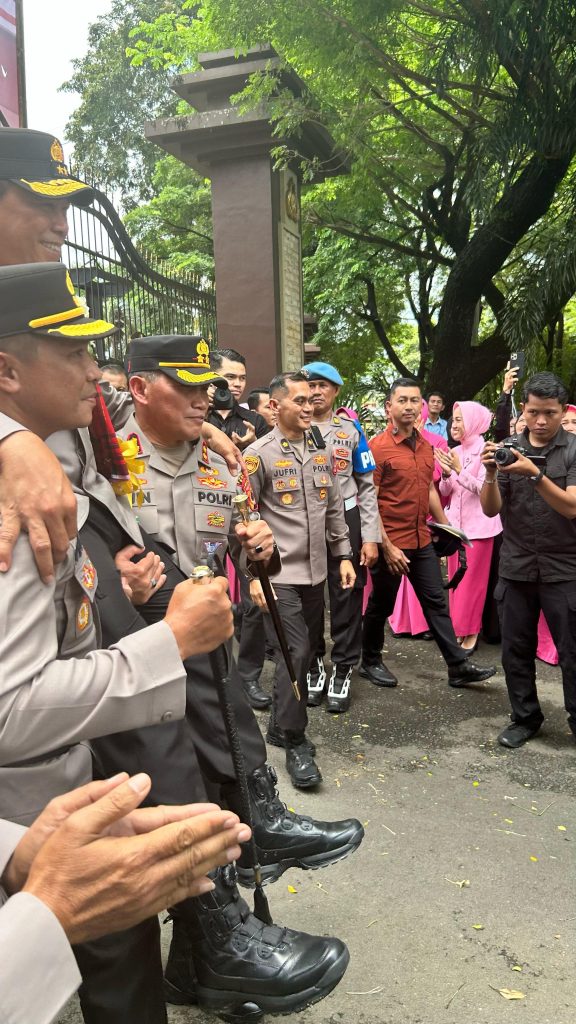 Kapolres Bone bersama Ketua Bhayangkari Sambut Kapolda Baru dan Pelepasan Kapolda Lama