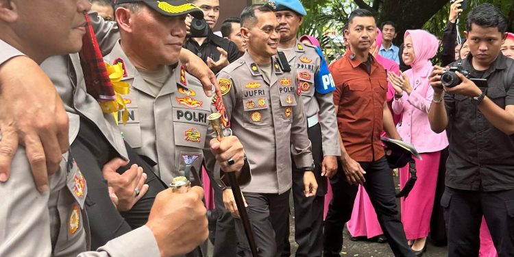 Kapolres Bone bersama Ketua Bhayangkari Sambut Kapolda Baru dan Pelepasan Kapolda Lama