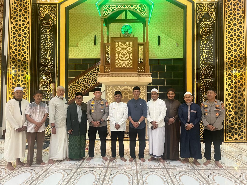 Bupati bersama Kapolres Bone Kompak Safari Sholat Jumat di Masjid Songko Recca