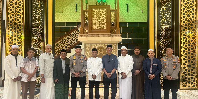 Bupati bersama Kapolres Bone Kompak Safari Sholat Jumat di Masjid Songko Recca
