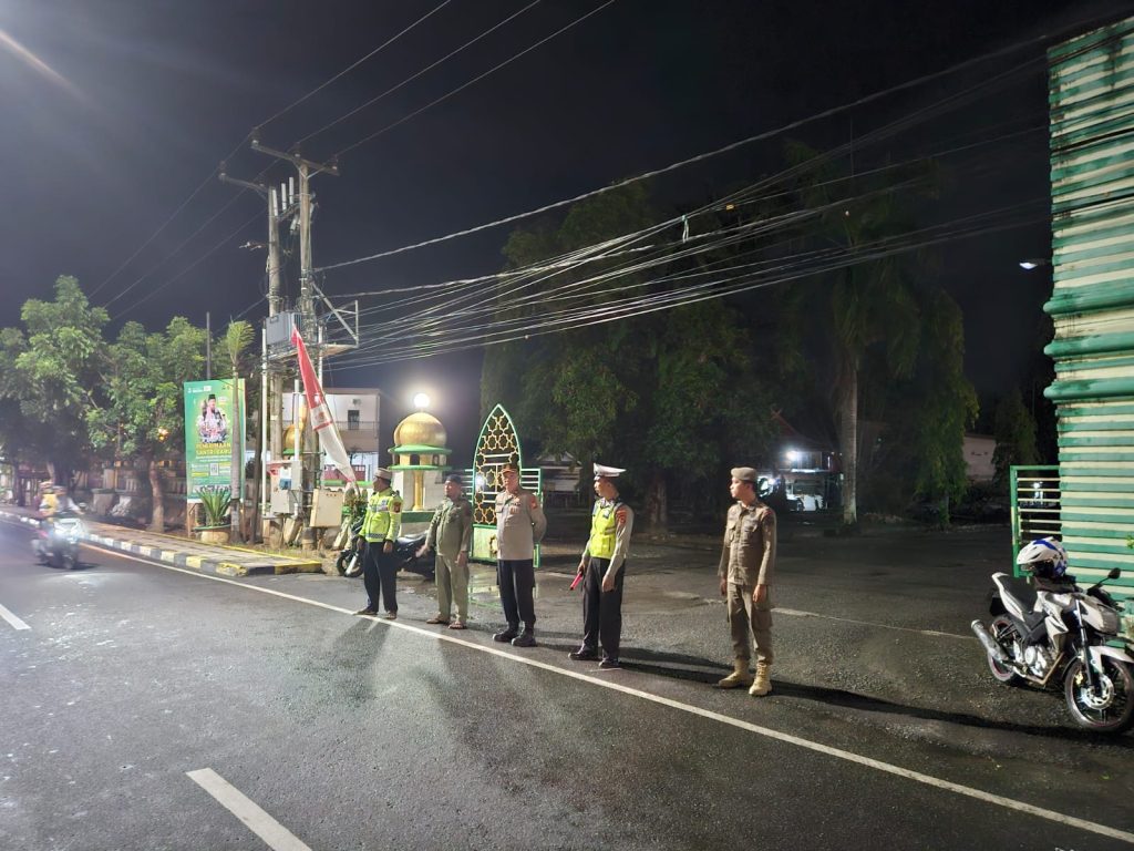 Pastikan Kamtibmas Kondusif, Waka Polres Bone Cek Pengamanan Sholat Tarawih 