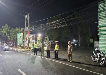 Pastikan Kamtibmas Kondusif, Waka Polres Bone Cek Pengamanan Sholat Tarawih 