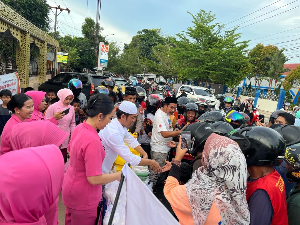 Waka Polres Palopo bersama Sat Intelkam dan Pengurus Bhayangkari Bagi Takjil ke Masyarakat