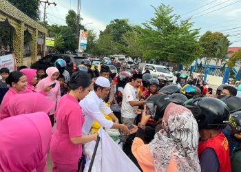 Waka Polres Palopo bersama Sat Intelkam dan Pengurus Bhayangkari Bagi Takjil ke Masyarakat
