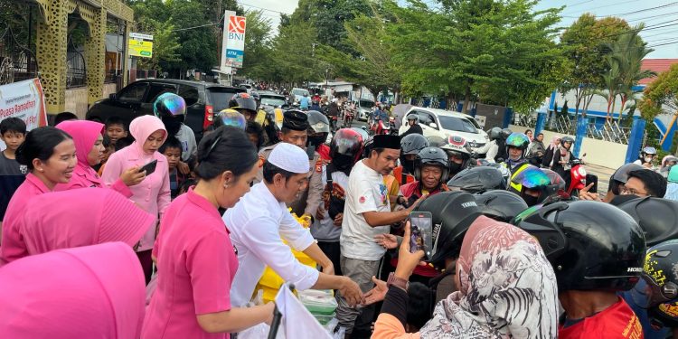 Waka Polres Palopo bersama Sat Intelkam dan Pengurus Bhayangkari Bagi Takjil ke Masyarakat