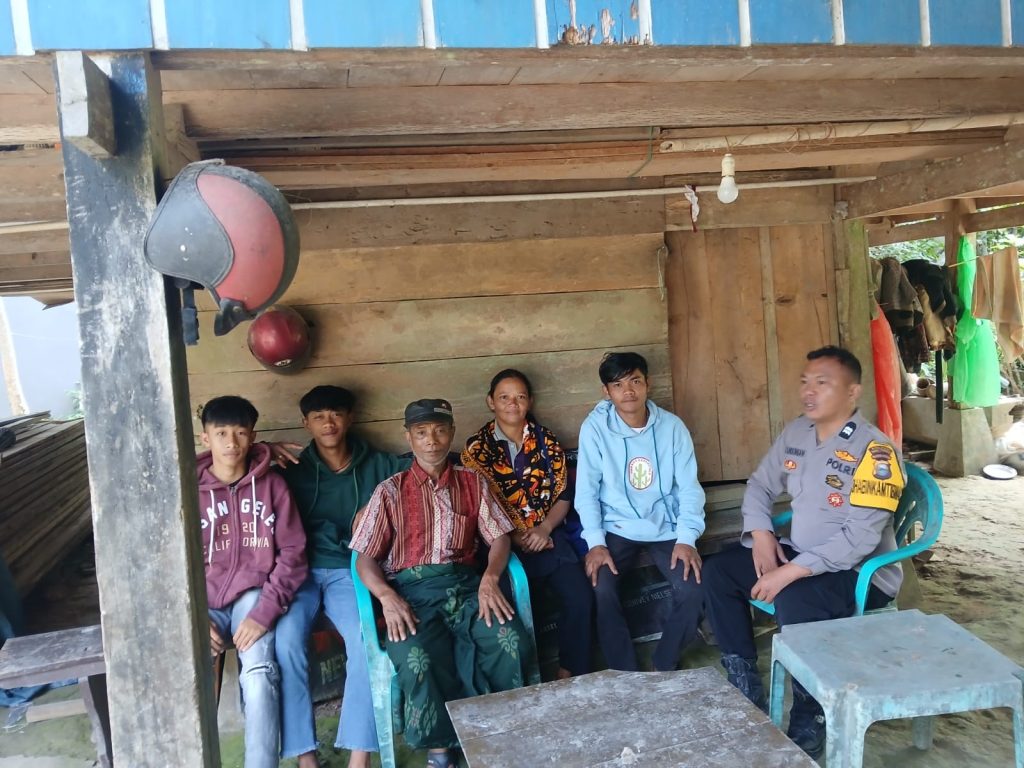 Jamin Kamtibmas Selama Ramadhan, Bhabinkamtibmas Polres Tana Toraja Sambangi dan Imbau Warga