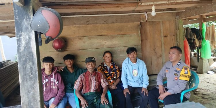 Jamin Kamtibmas Selama Ramadhan, Bhabinkamtibmas Polres Tana Toraja Sambangi dan Imbau Warga