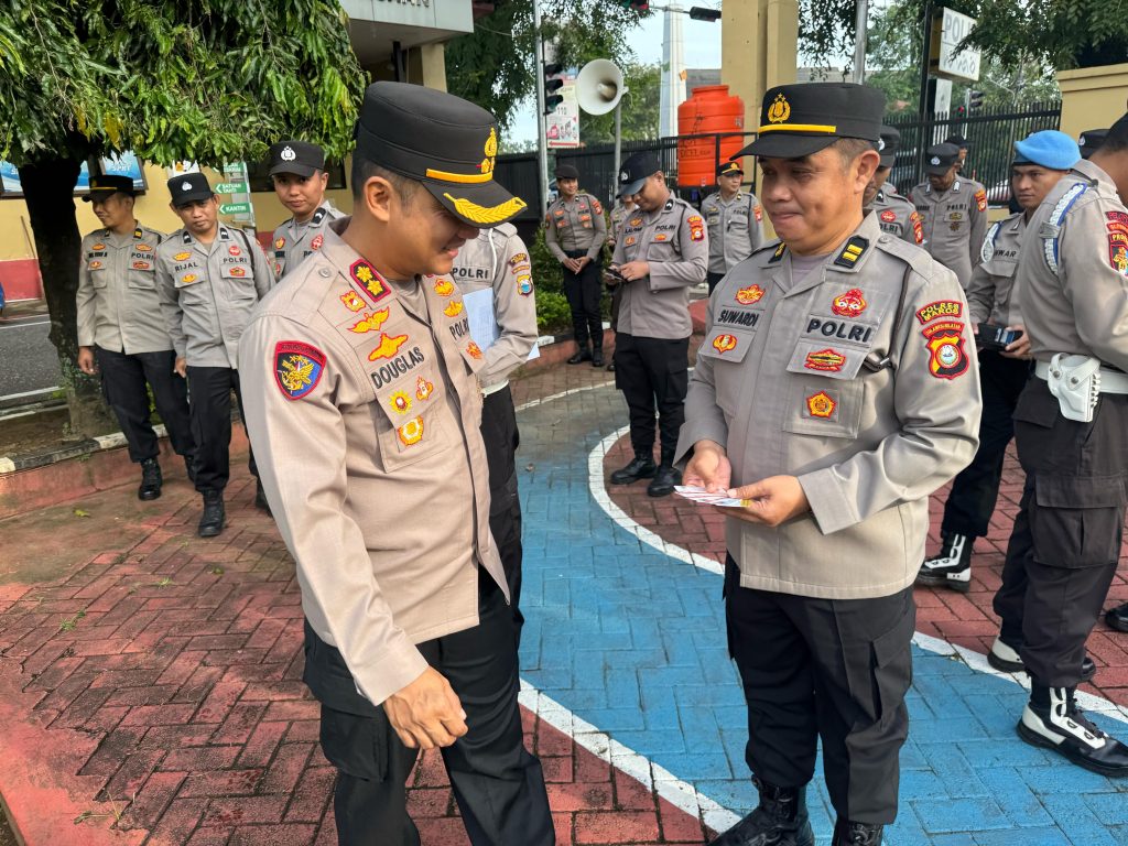 Tingkatkan Disiplin Anggota, Kapolres Maros Pimpin Pemeriksaan Sikap Tampang dan Surat-Surat