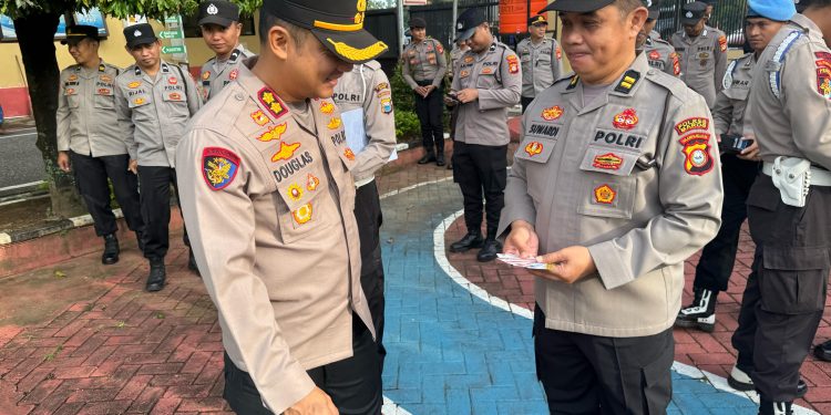 Tingkatkan Disiplin Anggota, Kapolres Maros Pimpin Pemeriksaan Sikap Tampang dan Surat-Surat
