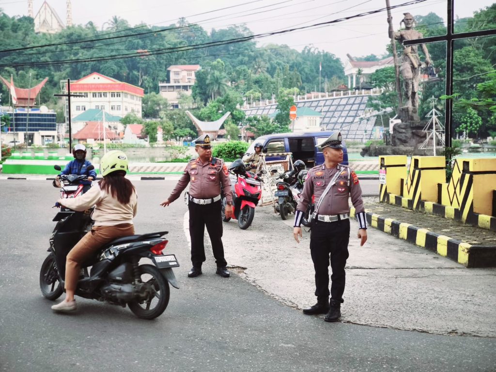 Personel Sat Lantas Polres Tana Toraja Beri Pelayanan Terbaik ke Masyarakat
