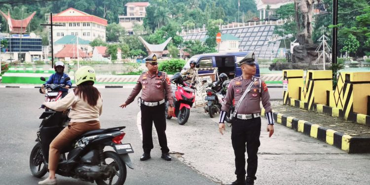 Personel Sat Lantas Polres Tana Toraja Beri Pelayanan Terbaik ke Masyarakat