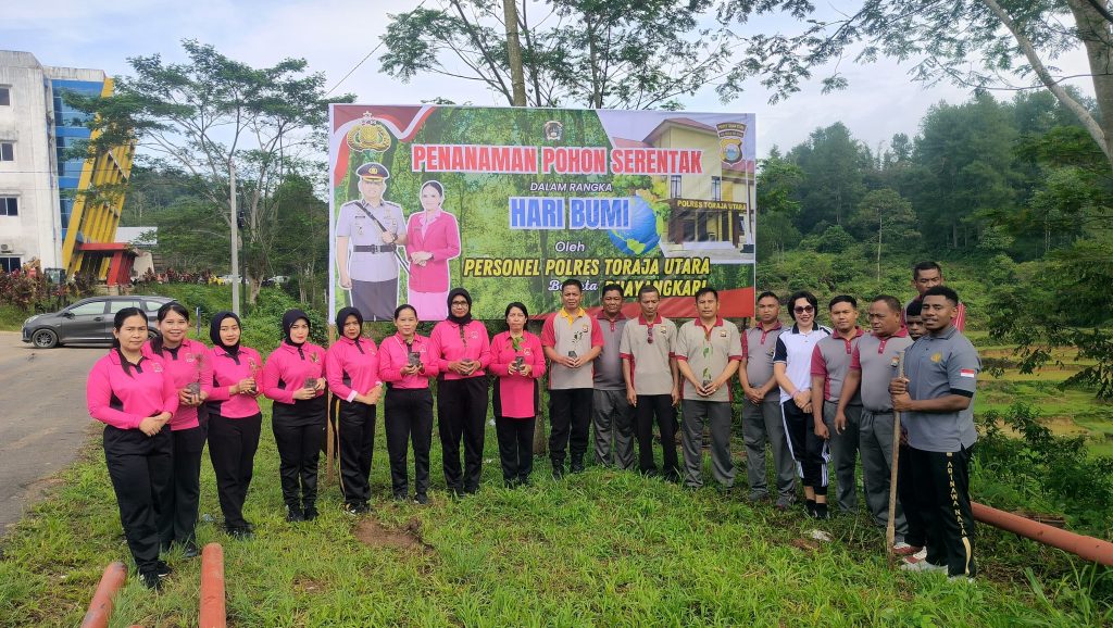 Polres Toraja Utara Bersama Bhayangkari Tanam Pohon di Hari Bumi 2025